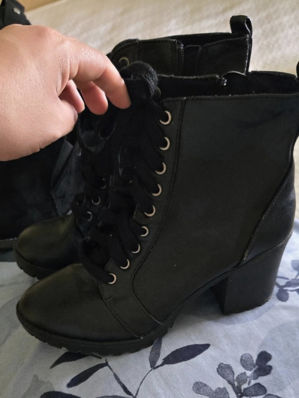 Womens 1Black Lace-Up Ankle Boots Size 9